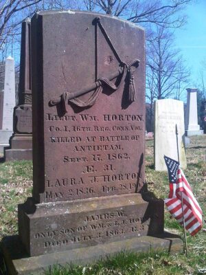Image of the gravestone of Lt. William Horton